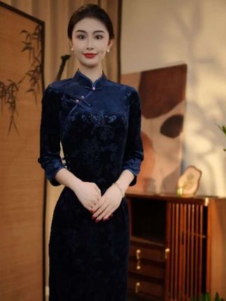 2025新款丝绒长款长袖旗袍早秋新款日常丝绒古法压花气质优雅旗袍#优雅气质 #国风古韵 #古典美 #改良旗袍连衣裙 #穿出自信穿出美丽