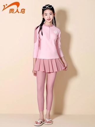 夏天到了,快给孩子安排一套舒服又好看的泳衣吧!这套贵人鸟儿童泳衣套装就很合适,它采用的是长袖长裤的设计,可以防止孩子晒伤皮肤,而且还是分体的款式,穿脱都很方便。整套衣服都是很可爱的风格,穿上后就像小公主一样,特别漂亮,喜欢的话就赶紧下单吧!#儿童泳衣套装 #女童泳衣穿搭 #夏季玩水必备