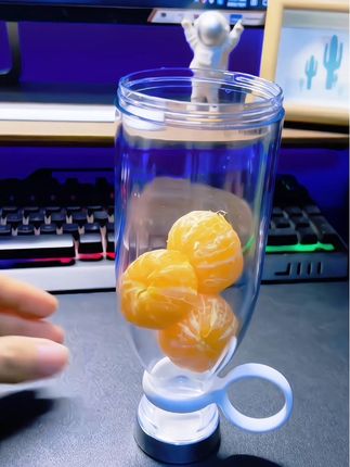 #创作灵感 有了这个既能榨汁还是个好看水杯的无线便携榨汁杯,以后随时随地都能喝到鲜榨果汁了,真的实现了随时随地大小榨,健康果汁搭配,营养满分#便携式榨汁杯#自制饮品#好物推荐🔥