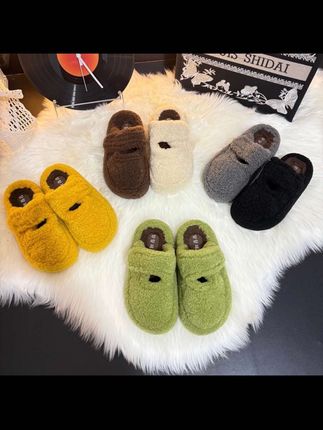姐妹们,我新买的这个毛毛包头拖也太可爱了吧!它是这种拼色的设计,搭配什么衣服都好看,而且穿上特别舒服,一点也不磨脚。秋冬季节穿这样的鞋子真的是又暖和又时髦。