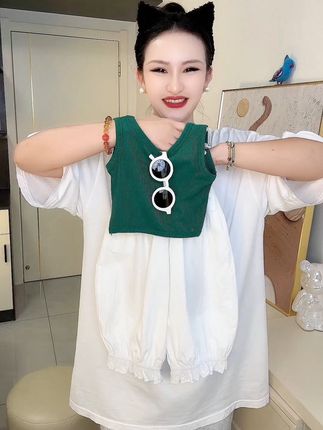 这个女宝的夏日两件套简直太可爱了!它是休闲风格的,穿着非常舒服自在,而且特别时髦,采用了棉质精梳棉,摸起来软绵绵的,超级亲肤。背心的设计也很特色,上面还有字母印花,让整套衣服超洋气。裤子是灯笼裤样式,既宽松又舒适,巨巨巨适合夏天来穿。#夏季穿搭 #高品质童装 #甜美穿搭 #套装 #生女儿就是要打扮的