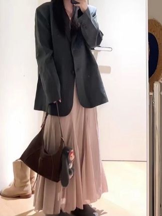 2025秋季新款黑色休闲宽松小西装外套女+粉色无袖吊带连衣裙套装#秋冬新款 #秋冬穿搭 #显瘦穿搭 #穿搭 #穿出自己的风格