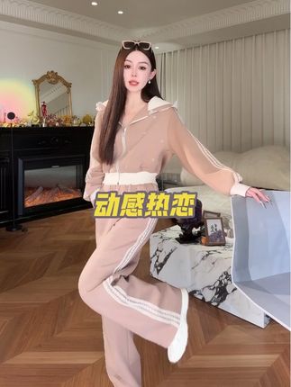 余潇潇【动感热恋】拼接花边蕾丝小花双色连帽外套&直筒裤套装#高级感穿搭 #设计师原创高定女装 #今日穿搭 #日常通勤穿搭 #气质套装穿搭