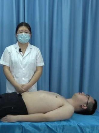腹壁反射 操作考核标准口述版(考生专用,直接背诵)
各位考官好,我现在进行腹壁反射检查操作。
一、操作前准备
核对患者身份,告知检查目的,取得配合。
嘱患者取仰卧位,充分暴露腹部,放松腹肌,双上肢自然置于躯体两侧,呼吸平稳。
环境光线充足,温暖私密,检查叩诊锤/钝头检查棒完好可用。
二、操作过程
我手持钝头器械,沿肋缘下、脐水平、腹股沟上三组部位,由外向内轻巧划动腹壁皮肤。
依次检查:上腹壁反射、中腹壁反射、下腹壁反射,左右两侧对称对比。
操作力度轻柔均匀,划行路径规范,不反复重划刺激。
三、正常结果判读
正常反应为:局部腹肌收缩,对应部位腹壁向刺激侧收缩回缩,双侧对称一致。
上腹壁反射对应胸7–8节段,中腹壁对应胸9–10节段,下腹壁对应胸11–12节段。
四、操作后收尾
协助患者整理衣物,恢复舒适体位,告知检查完毕。
汇报考官:该受检者腹壁反射双侧对称存在,未见减弱、消失或不对称异常,检查完毕。#中医助理医师考试 #中医执业医师 #中医技能考试