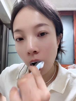 姐妹们,是不是该换牙刷了啦#爱牙护牙 #刷牙安排一下 #刷牙 #牙刷 #山型牙刷