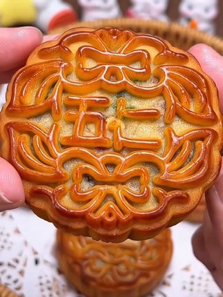 厂家冲销量8块99发两斤,还包邮到家,快来抢啦#月饼 #五仁月饼