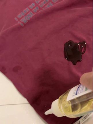 有姐妹问孩子衣服上的油渍不干净残留的油印怎么去除,不管是去除衣服陈年油印、油渍还是新鲜的油渍,首先衣服一定不要先下水打湿,下水油渍二次渗透看不到,用力搓洗容易掉色变白、变形,卫衣卫裤上难清理的油渍、油印就用去油王;干净不伤衣物#污渍轻松去除 #去油王#清洁小妙招