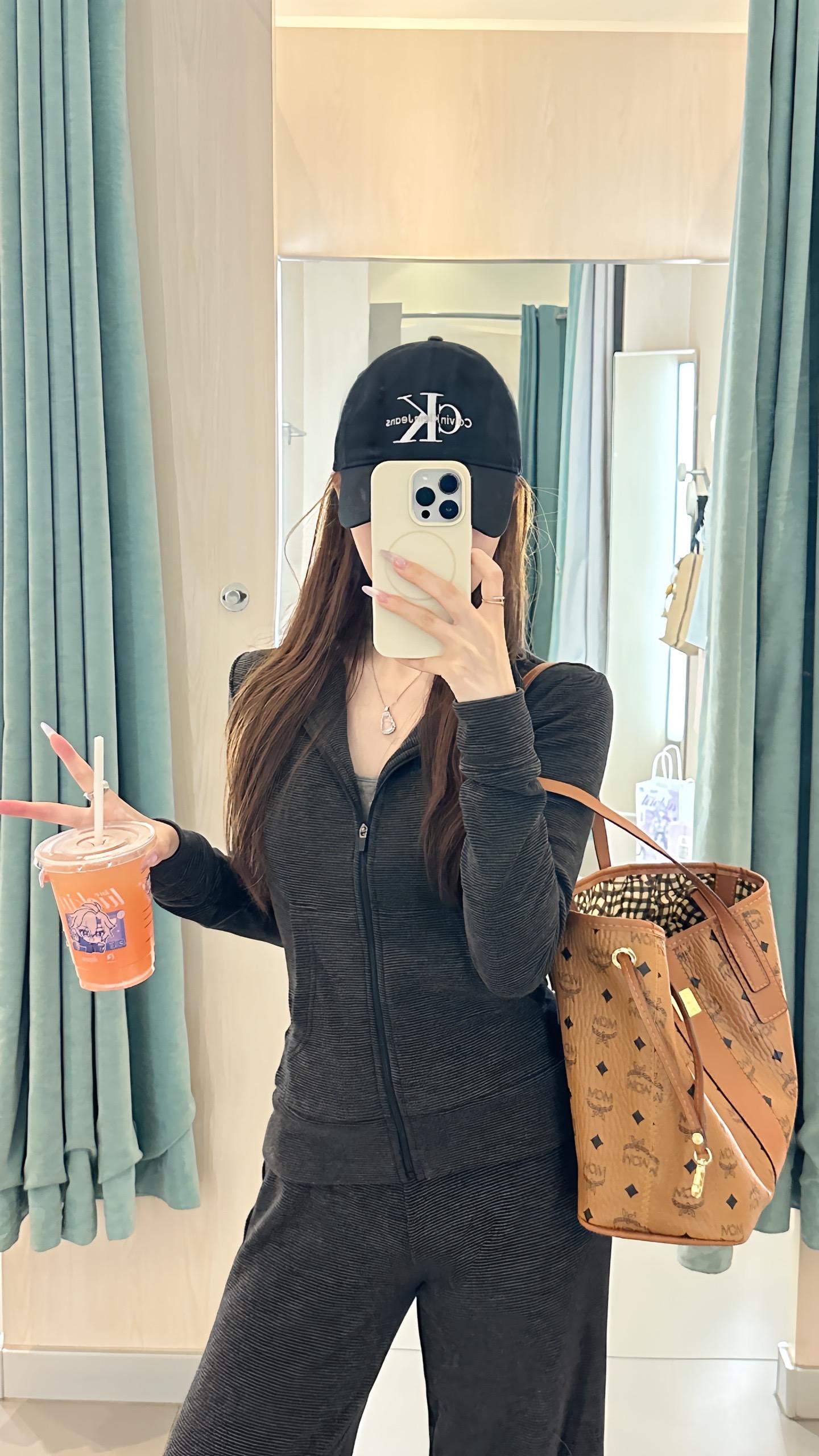 曾经的心比天高 后来才发现万卷书不好读 万里路也不好走 #分享照片 #随拍 #穿搭分享 #今天穿什么 #创作者扶持计划