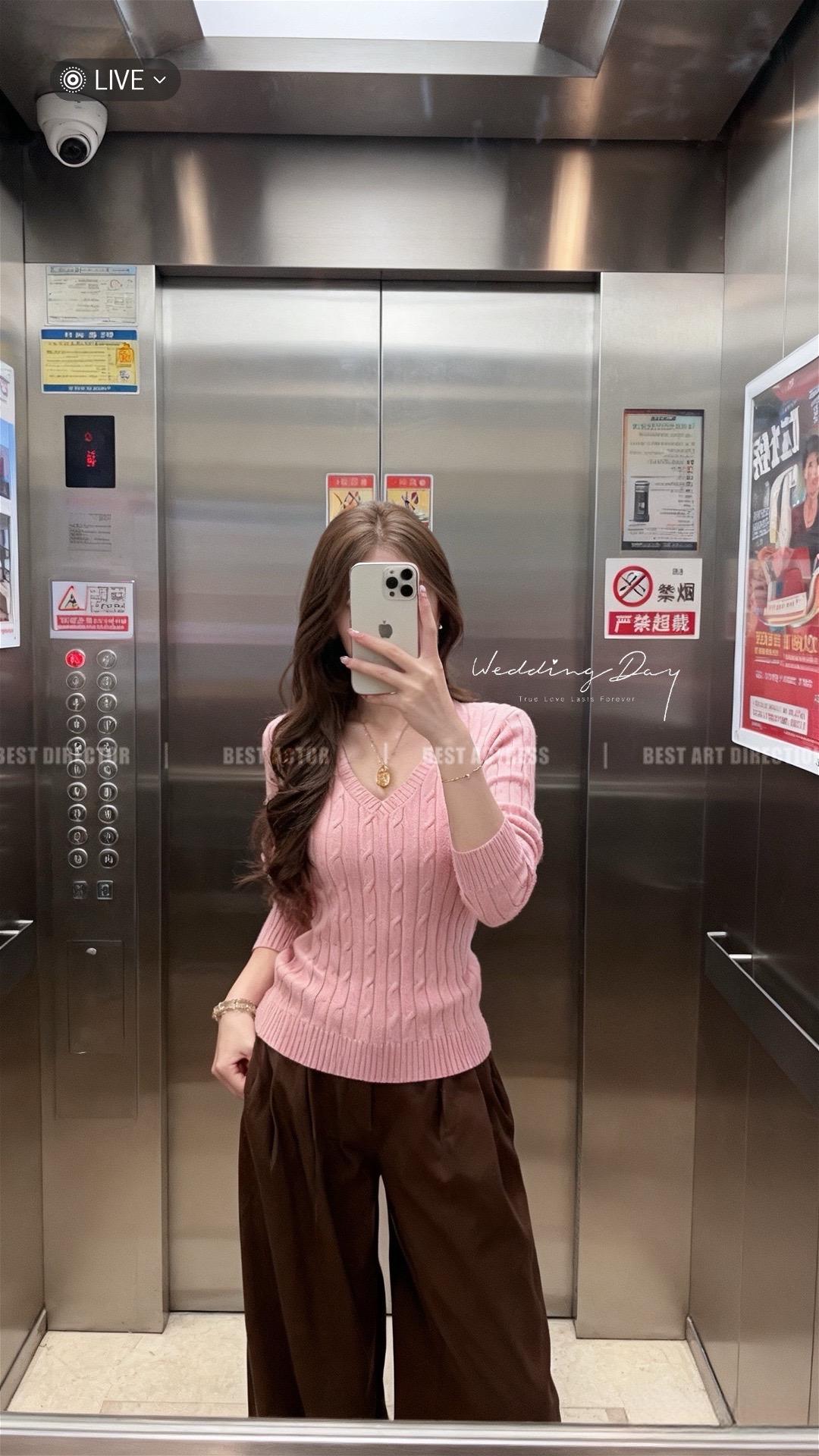 林薇薇站在电梯里,指尖无意识地摩挲着手机壳。身上这件粉色绞花毛衣是她上周在老巷子里的独立设计师店淘到的,软糯的质感像被春日的风包裹。棕色阔腿裤是为了搭配毛衣特意选的,走起路来带风,能稍稍遮掩她因紧张而微屈的膝盖。 今天是她第一次以策划总监身份出席集团例会。电梯数字跳动,她深吸一口气,想起昨晚对着镜子演练提案时,项链上的小金豆在颈间晃出细碎的光。那是大学毕业时妈妈送的,说“要像种子一样,在哪都能生根发芽”。 叮——电梯门开,她抬手理了理微卷的长发,迈步走出。高跟鞋敲击地面的声音清脆,像她此刻擂鼓的心跳,却也带着孤注一掷的勇气。#穿出自己的风格 #少女感 #多巴胺女孩穿搭 #韩系穿搭 #秋日气质