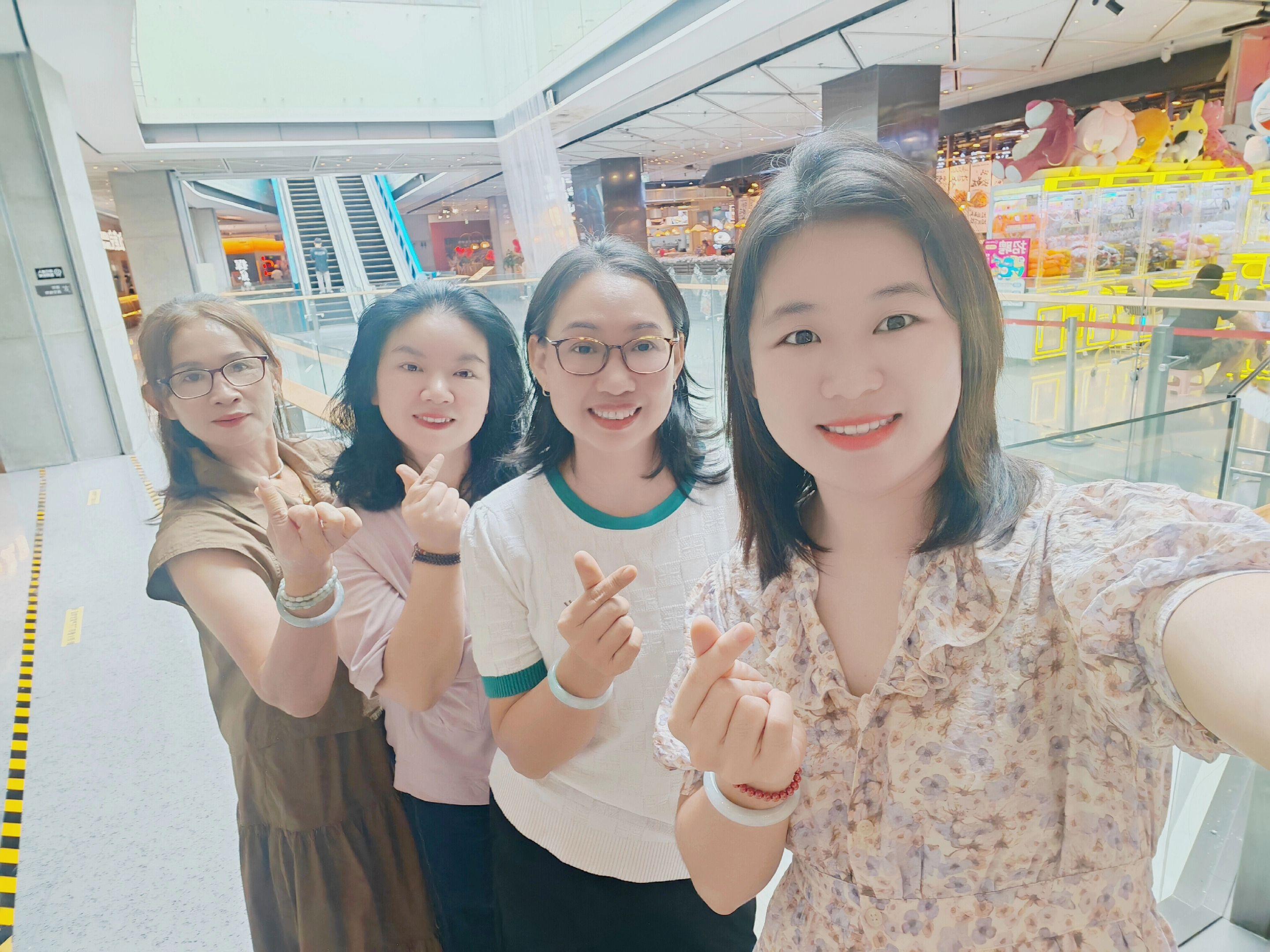 开心姐妹欢乐多 ,美好的日子 , 优雅永不过时,祝福你们中秋节快乐 !