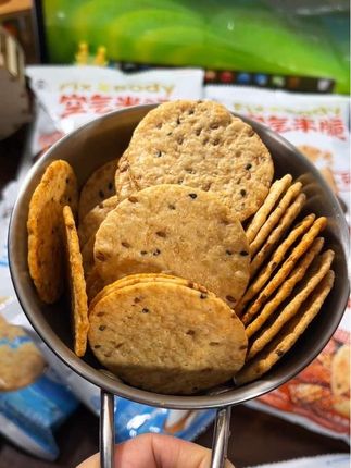 #好吃到停不下来 #旺旺空气米脆#旺旺#空气米脆#追剧小零食 一包只有83大卡的旺旺空气米脆,一包炫精光也没有负罪感,十种谷物制作而成真是出乎意料的好吃