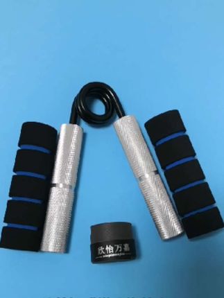 全金属A型握力器手臂训练健身 男生的减压小玩具,便携全金属,学生、新手锻炼选100磅或以下,平时想锻炼手部力量,就买这个欣怡万嘉A型握力器,锻炼小臂肌肉,增强手部力量,防滑设计,使用起来更安心。平时爱健身,真的可以多备几个,随时锻炼,让手臂更有力,生活更轻松。,#握力器 #手臂训练 #手部力量 #小臂训练 #运动健身