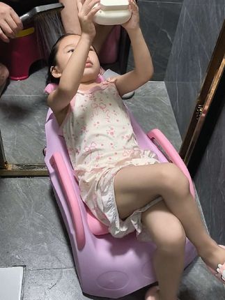 给孩子洗头,每次洗头都哭闹,多亏爸爸买的这个#洗头神器 躺着洗头可太享受了,还能折叠不占空间 #洗头躺椅 #儿童洗头躺椅 #宝妈分享 #母婴好物