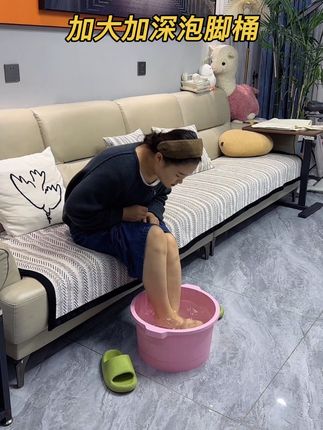 这天没事泡泡脚可真舒服,这个泡脚桶加大加厚加深的,不管洗衣服 洗脚 泡脚都可合适了,带有按摩颗粒,很耐用,家里需要的放心安排~#泡脚桶#结实耐用 #我可这会买#超便宜超划算