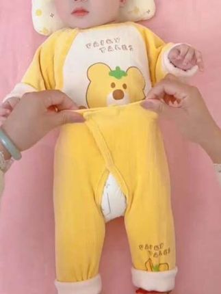 天气越来越冷了,给宝宝的衣换成了这种厚款的,这款 #加绒分体套装, 上身保暖又好看,开裆按扣设计方便穿脱更换尿不湿,多种颜色,男女宝宝都可以穿哦!#婴儿服饰#宝宝秋冬穿搭#宝宝套装#面料柔软舒适