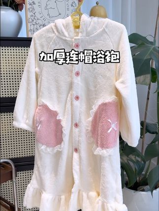 降温了,给女儿入手了加厚连帽浴袍,洗完澡一穿可暖和了,款式超好看,女儿可喜欢了~#儿童浴袍#母婴好物