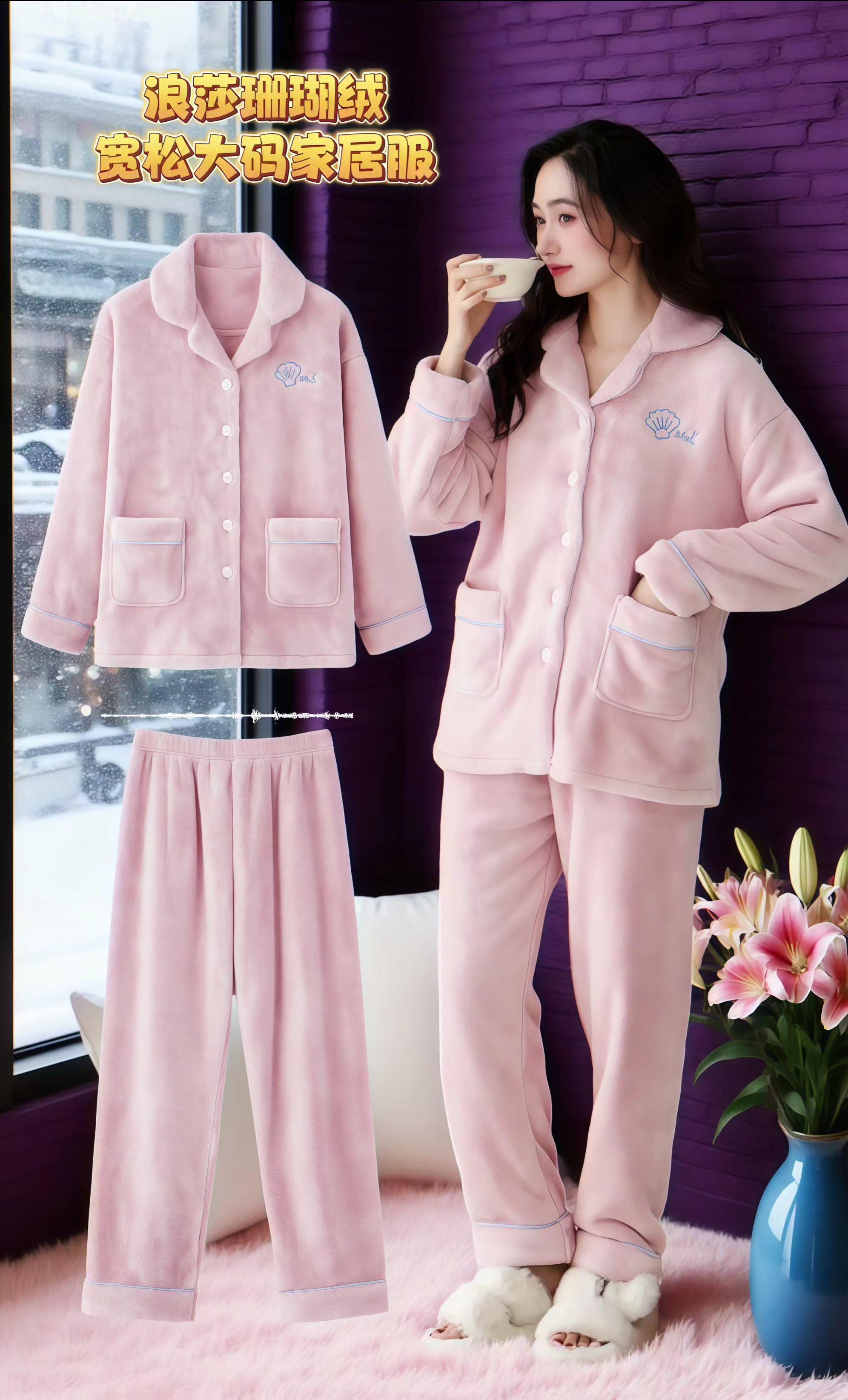 大码女孩冬日救星!浪莎珊瑚绒睡衣套装!各位大码姐妹看过来👀!浪莎这款冬季珊瑚绒睡衣套装简直是宝藏💎。   加绒加厚的设计,保暖效果没话说🥰,在寒冷的冬天穿上它,就像置身温暖的小太阳旁边🔥。法兰绒材质柔软亲肤,贴身穿超级舒服,一点也不会刺激皮肤🤗。   开衫款式特别方便,穿脱轻松自在,随时根据室内温度调整😎。大码宽松的版型真的太友好啦,完美包容各种身材,藏肉又舒适,完全没有束缚感,让我们可以无拘无束地享受宅家时光📺。   而且它颜值也在线,简约又好看,不管是窝在沙发追剧,还是在房间里走走逛逛,都既温暖又时尚。姐妹们,快把它带回家,温暖过冬就靠它啦🛒! #浪莎睡衣 #好物推荐🔥 #面料柔软舒适 #穿出高级感 #喜欢就关注我吧 @DOU+小助手 @DOU+上热门 @抖加🔥上热门🔥dou+🔥热点宝