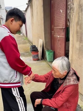 因为你的离开扔下我们三代人、让我们失去了家的意义。如果泪水能铺成路,我愿哭到黄泉接您们回家……如果声音能够喊醒您们,我愿歇斯底里,划开那隔着你跟我的一堆黄土,只想问问你、在那边过的还好吗?有没有想我们、有没有心疼现在的我们?走出来和接受事实是给别人看的、只有我们自己才知道每一天都是怎么熬出来的。一年未见你留下的亲人没有一天不想你的。愿你在另一个世界也能开心、快乐。明天见吧、我的爱人#记录真实生活