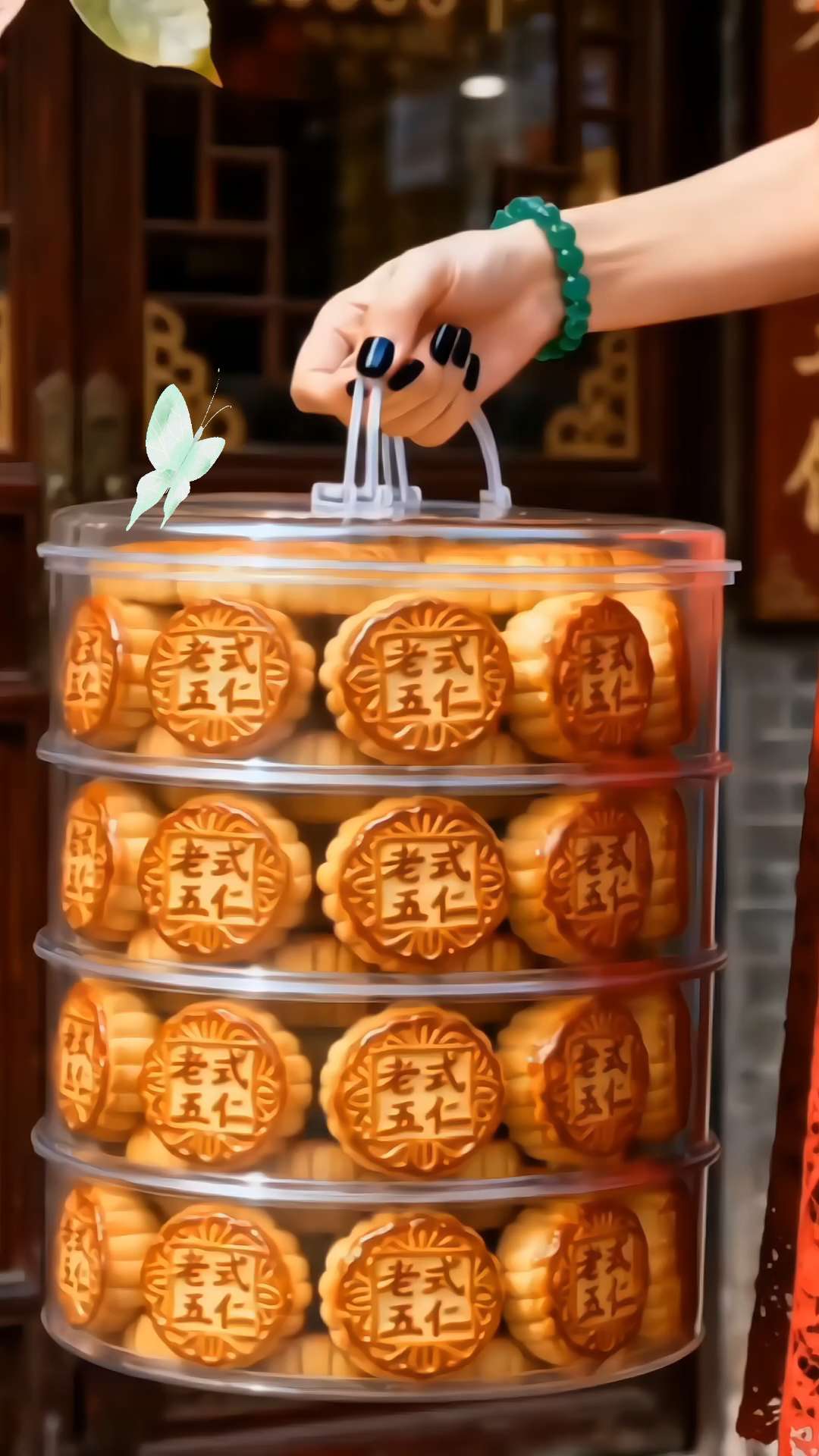 拆开就馋!这口老式五仁小月饼,是小时候的中秋味 撕开独立小包装,油润的饼皮先冒香气——不是花哨的新式馅料,就是老方子的五仁:瓜子仁脆、花生仁香,混着少许芝麻和冬瓜糖,甜得温吞,嚼着扎实。 40克一个的小个头刚好,早餐配杯热豆浆,几口就垫饱肚子;下午饿了拆一个,比饼干耐吃,比蛋糕实在。20个装的分量,塞两三个在通勤包、办公桌抽屉,想吃时随手就能拿。 没有复杂添加,就是传统糕点的实在味,不管是念旧想找老味道,还是图方便当代餐,这盒都够贴心得很。#民间传统美食 #新鲜出炉 #传统美食 #强烈推荐