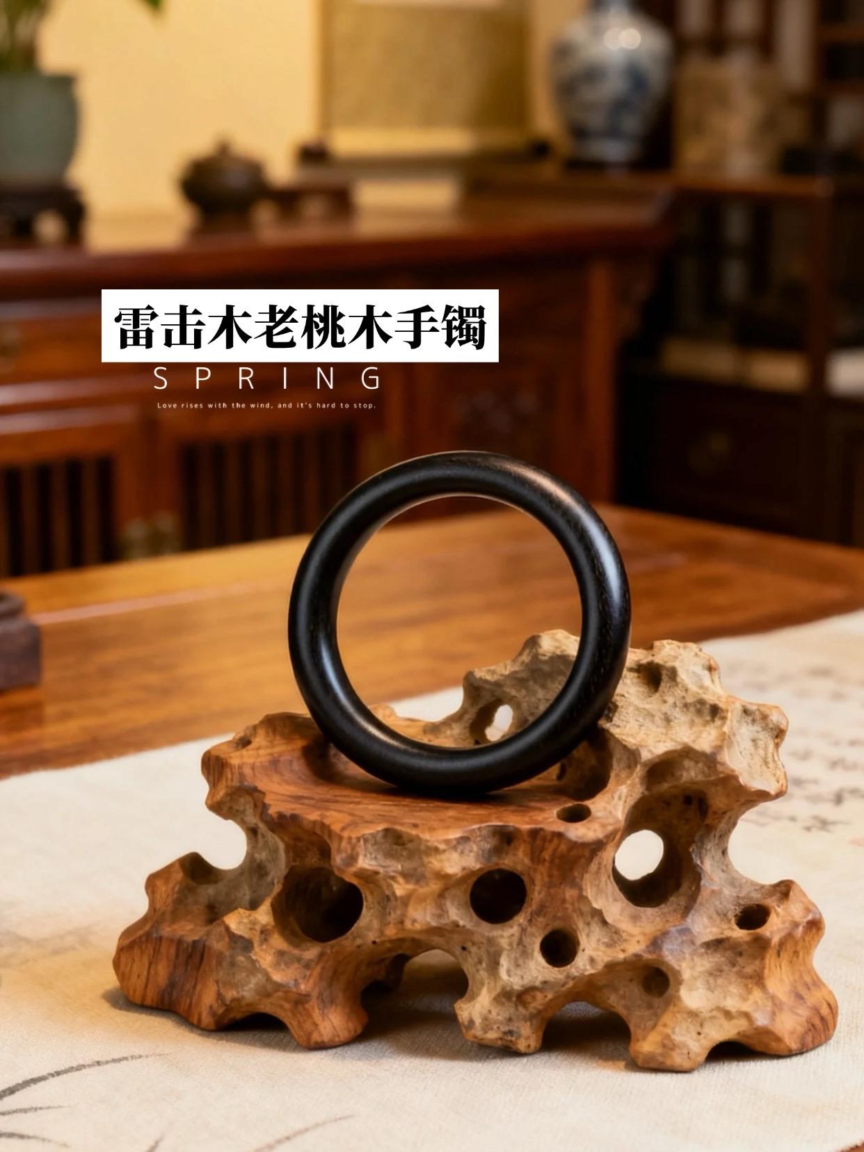 这款雷击木桃木手镯呈色极好,无论是送亲友还是自己戴寓意也很好,简约又百搭#手镯 #小众穿搭 #穿搭 #好物推荐 #百搭