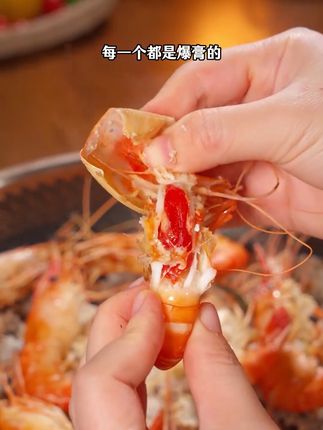 吃海鲜一定要试试盐焗的做法,吃的就是食材本身的鲜甜,想吃什么都一锅出了,实在是太方便了#盐焗螃蟹虾#盐焗罗氏虾#盐焗螃蟹#盐焗海鲜