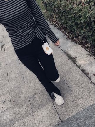 最好的感情,不是一辈子不吵架,而是吵了很多次,依然还会在一起,互不计较,懂得服软,轮流低头,没有什么天生般配的两个人,只不过是一个懂得包容迁就,一个懂得适可而止… #显瘦穿搭#气质穿搭#百搭上衣