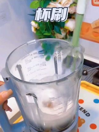 这个东西叫可伸缩万向杯刷,用过之后才发现它真的太好用了!以前那种老式的杯刷不仅容易藏污垢,还很难洗干净,但是这个就不会,它可以随意弯曲,各种刁钻角度都能轻松刷到,而且还能伸进吸管里面去清洗,真的是又方便又实用。家里还没有的赶紧买一个吧!#杯刷长柄清洁刷 #水杯刷 #实用好物