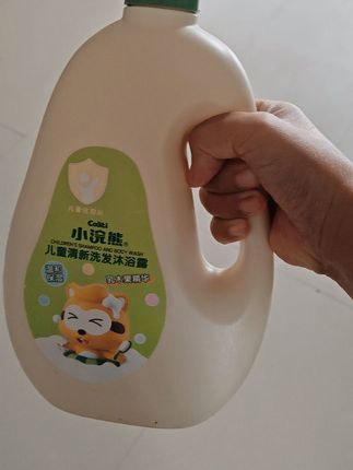 小浣熊母婴大品牌终于来活动了!16.9到手整整一大桶2斤多,儿童洗发沐浴露二合一,孩子洗头洗澡一瓶全搞定,温和洁净洗完澡还有一股淡淡的乳木果清香,温和配方,滋润保湿,儿童宝宝专用,一大瓶够用很久了,库存不多,刷到的妈妈们赶紧囤!#强烈推荐 #宝妈分享 #自用好物推荐