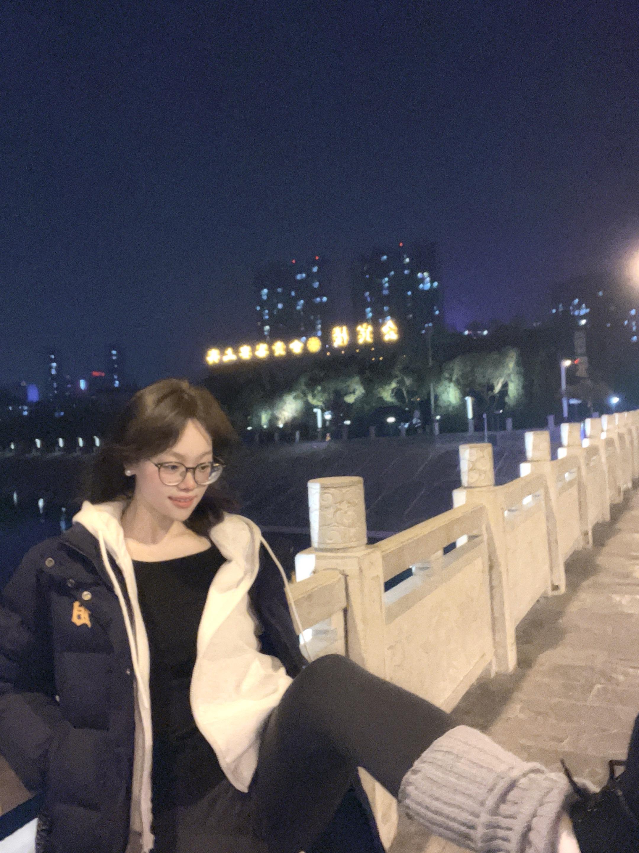 同步一下xhs睡不着你们刷dy.那我就来发dy吧 谁懂第一次听见这个bgm的感觉 感觉好霸气啊 我们大女人做什么都会成功的!! #鲨鱼裤 #夜晚🌃拍照 #ootd穿搭