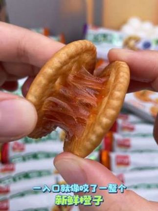 果酱夹心饼干,果酱清甜,可拉丝不粘牙,饼酥酱Q,口感丰富,好吃不腻#网红零食推荐 #嘉士利果乐果香果酱夹心饼干#休闲小零食
