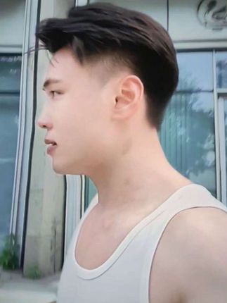 一辈子真的很短,短到来不及细算,不知不觉丢了童年,悄无声息没了青春。总以为自己还年轻,却忽略了岁月的脚步…当身边的一道道风景,变成了回忆,才忽然发现,风景依然在,人已非少年。