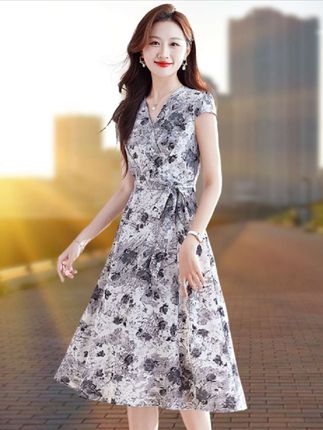 新款连衣裙,收腰显瘦短袖雪纺碎花裙#气质穿搭 #美女穿搭 #时尚连衣裙 #新款连衣裙 #显瘦穿搭