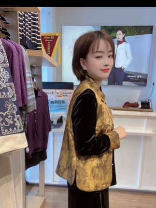 #抖音小助手dou上热门 #丝绒国风盘扣套装 很好看的国风两件套