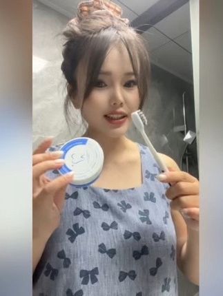 家里面嘴臭的,牙焦黄的、吞云吐雾的,孕妈妈 .5岁以上的孩子都可以用 ;纯植物提取的 ,放心用 。#牙粉大人小孩都能用的哦 #种草好物 #牙粉美白牙齿 #牙粉去黄去黑