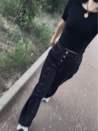 以前总怕别人不喜欢自己,拼命的迎合,被误会了恨不得马上解释。现在一想,我解释个锤子啊,不喜欢拉倒,大路朝天,各走一边….#显高显瘦显腿长#辣妹穿搭 #ootd穿搭