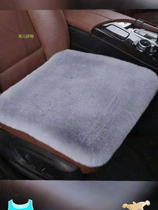 #汽车用品 #冬季驾驶 #车内装饰 #毛绒坐垫 #驾车保暖 汽车毛绒坐垫采用加厚设计,冬季专用防滑保暖坐垫,精选柔软毛绒材质,通用型单片安装方便,提升驾车舒适度