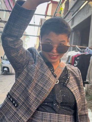 模特出街! 你在闹我在笑,相差二十多岁的夫妻,日常是什么样子的!从呆呆的坐到沙发上,到神采奕奕的出街!你是什么时候认识我们的呢!#原创视频 #我乡村生活 #夫妻日常