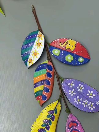 这个就是现在小朋友画画用的丙烯马克笔,它不仅色彩鲜艳,而且还可以叠色,不会晕染,也不会透纸。平时孩子写作业、做手抄报都可以用到它,不管是画画还是写字,都非常的清晰流畅,而且它的性价比也很高,家里有孩子的可以备上一套,让孩子轻松快乐的学习。#马克笔#丙烯马克笔