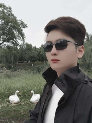我在一无所有的年纪,偏偏遇见一生最爱的你……##墨镜 #假如晚点遇到你