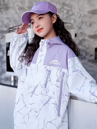 家人们,你们要的女童连帽外套来了!这件衣服真的太好看太好穿了!它是时尚与舒适相结合的设计,不仅穿着舒服,还特别百搭,不管是搭配牛仔裤还是休闲裤都很好看。而且它的面料防风又防水,即使遇到刮风下雨的天气也不怕冷,这么好的外套,赶紧给家里宝贝安排一件吧!#高品质童装 #每日童装穿搭分享 #生女儿就是用来打扮的 #春秋穿搭 #外套穿搭