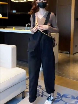 #早秋新款 2025早秋新款减龄显瘦牛仔背带裤宽松百搭上衣两件套#谁穿谁好看 #套装 #洋气减龄 #时尚穿搭