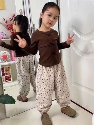 哇塞,这个颜色也太好看了,裤子厚很厚实 加绒加绒加厚柔软亲肤,上幼儿园的宝宝穿也太合适了,主要是他还很洋气#我的秋收搭子vs5 #女童穿搭 #穿什么都好看 #幼儿园穿搭