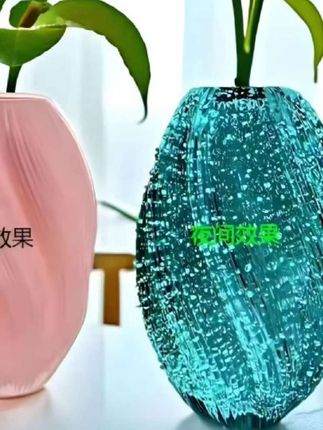 兰知春序法兰晶会发光麦芽糖花瓶,真的被惊艳到了。就是那个被彪哥捂在被窝里看发不发光的麦芽糖花瓶,美得像星空一样。放在家里可以眺望整个星空#兰知春序#会发光花瓶#发光麦芽糖花瓶#夜光花瓶#插花