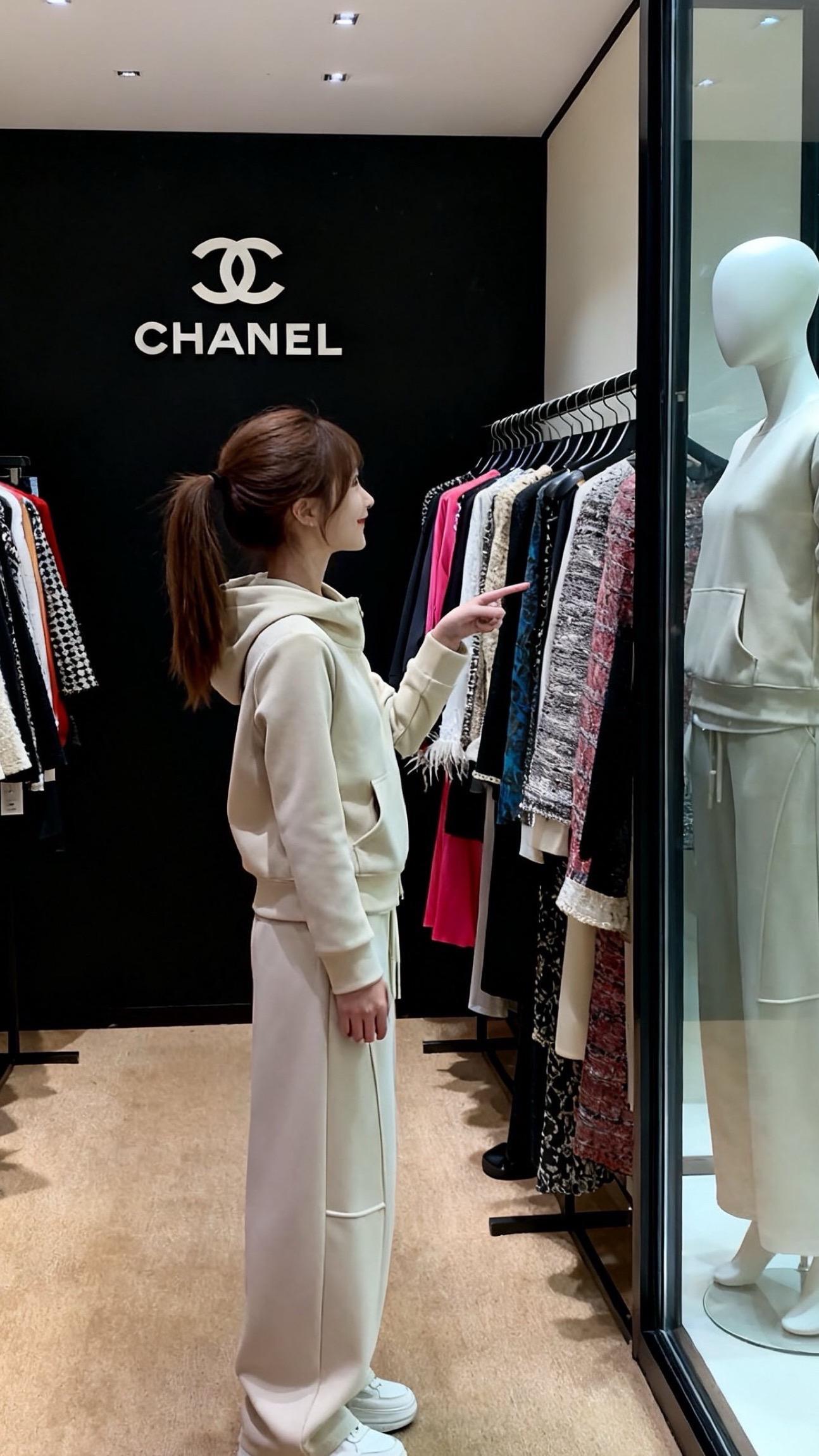 宝子们,快看这套慵懒风休闲运动套装!连帽卫衣搭配阔腿裤,版型特别好,穿上特别显腿长,而且特别藏肉,对各种身材都很友好。面料摸起来软软糯糯的,贴身穿特别舒服,春秋季节穿正合适。 颜色也很百搭,不管是经典的浅色系,还是酷酷的深色系,都能轻松搭配出好看的造型,日常出街或者居家都很合适。价格也很实惠,喜欢的宝子别错过,赶紧入手吧~ #休闲运动套装 #秋冬穿搭 #显瘦套装 #时尚穿搭 @抖音小助手 @抖音创作者中心 @抖音热点宝