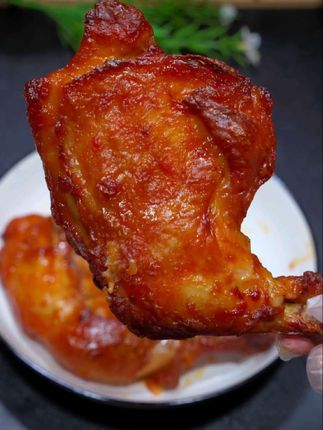 家里总有几个喜欢吃烤鸡腿,民和的这个战斧鸡腿才能满足他们, 外皮焦香里面滑嫩入味,孩子们特别喜欢吃#鸡腿 #民和战斧鸡腿 #大鸡腿真香 #民和手枪鸡腿