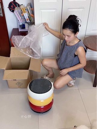 高颜值家用大容量垃圾桶,按压开盖的设计,可以有效阻隔异味蚊虫,还是双层的垃圾袋套着也不会外露,关键它还是带轮子的,想推哪里就推哪里,打扫卫生也方便#垃圾桶#高颜值垃圾桶 #结实耐用