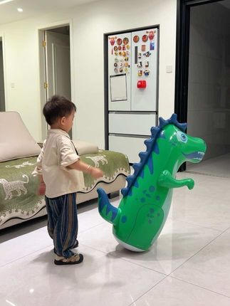 我要笑喷了!父子俩打不倒翁半小时了还打不够,即锻炼宝宝四肢协调能力又可以消耗体能,玩累了吃的香睡的香#儿童玩具#母婴好物#充气不倒翁玩具#亲子互动#宝妈带娃解放双手