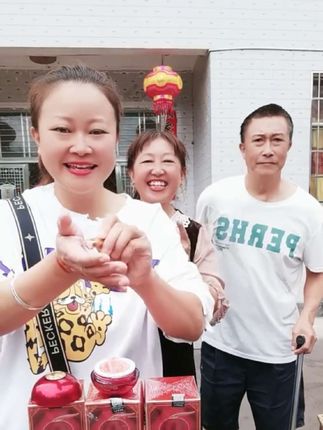 上门女婿太难了,准备去看公公,吧妈叫我给她买点好吃的 好好的照顾他们。百善孝为先,龙血膏提亮肤色,改善皮肤暗黄补水滋润养肤,越用皮肤越好,出门不会化妆,又想美美的姐妹有福了