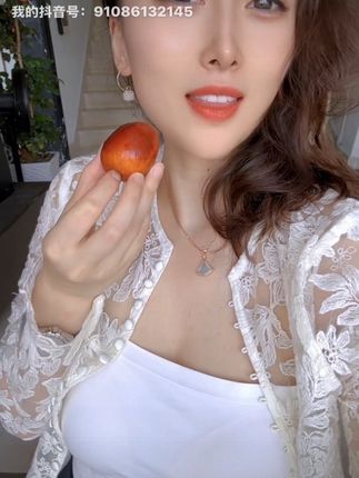你挺好,但我也不差,在我的感情世界里,如果你不懂的为我付出时间和精力,即便你再优秀,对我来说也毫无意义#小吊带 #气质女人 #白色控