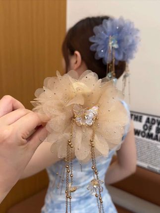 这款流苏花朵抓夹太美了吧# 夏日必备 # 抓夹用法#橱窗同款#头饰发饰美出高级感#发饰抓夹#女神必备的发饰推荐